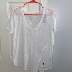 ✨BRAND NEW WITH TAGS ABERCROMBIE WHITE TEE✨